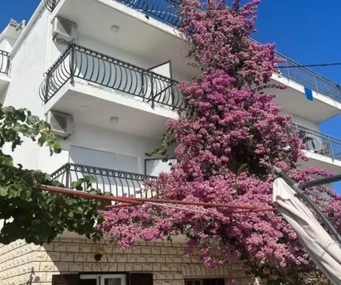 Трогир, Салдун, двухквартирный дом 430 м², гараж, первая линия у моря, 20 м до пляжа