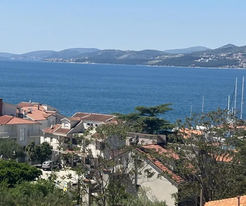 Apartamento de tres dormitorios en venta en Okrug cerca de la playa en Croacia
