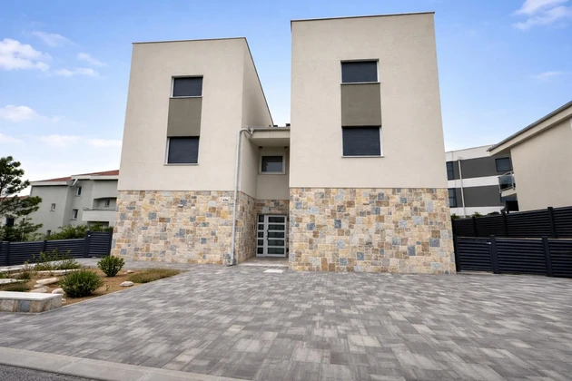 Pag, Šimuni, štvorizbový apartmán v novostavbe, 100 m od mora