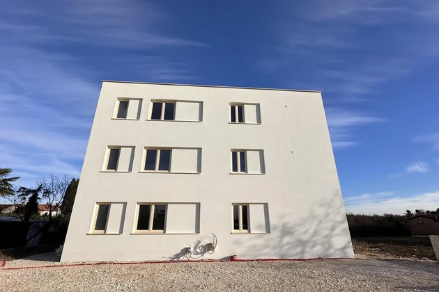 Istria, Poreč, apartamento de tres dormitorios en edificio nuevo con vista al mar, superficie útil neta 112,47 m²
