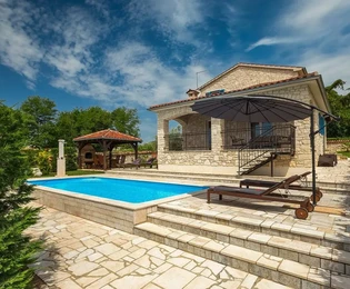 ISTRIA, KAŠTELIR – Affascinante villa in pietra con piscina