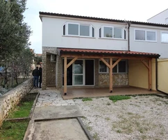 The property is located in the second row to the sea and features a beautiful garden.
