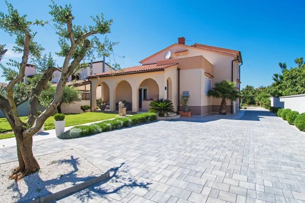 Na predaj priestranný dom s bazénom a upravenou záhradou v Meduline v Chorvátsku
