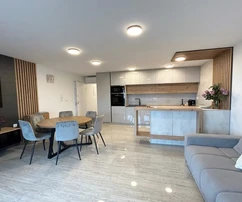 EXKLUZÍV APARTMAN MEDENCÉVEL ÉS TENGERRE NÉZŐ KILÁTÁSSAL, 200 M-RE A PARTTÓL!