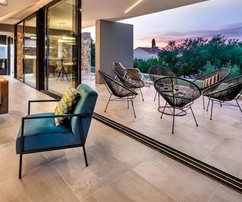 Luxusná vila na Brači pri mori s bazénom a garážou