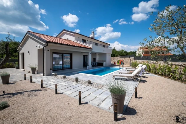 NEW DETACHED HOUSE WITH SWIMMING POOL, IN QUIET LOCATION!