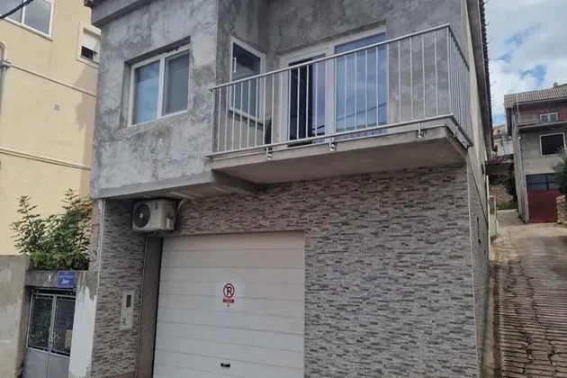 Šibenik, Dom s garážou v blízkosti pláže Banj