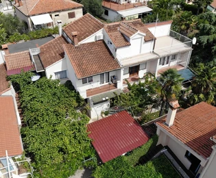 Prostrana obiteljska kuća na prodaju u Rovinju