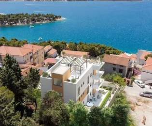 Trogir, Čiovo, appartamento con 2 camere da letto 85 m2 + giardino 63,4 m2, a 150 m dal mare, nuova costruzione