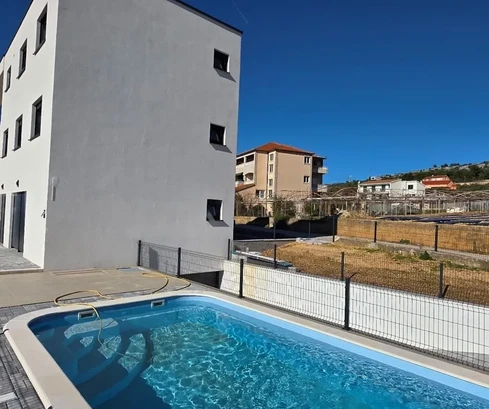 Seget Vranjica, dreistöckige 4-Zimmer-Wohnung 164 m2 + Garten 190 m2 mit privatem Pool