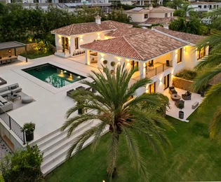 Moderne skandinavische Villa im Herzen von Nueva Andalucía