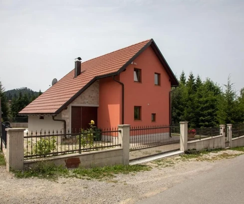 Lokve, családi ház medencével a Lokvei-tó közelében