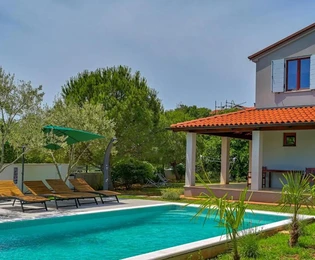 Istra, Krnica, šarmantna kuća s bazenom u mirnom naselju