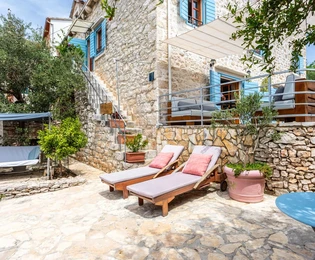 Stone villa for sale in Milna Brač in Croatia