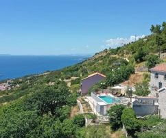 Каменная вилла с бассейном на продажу в Омише, Хорватия