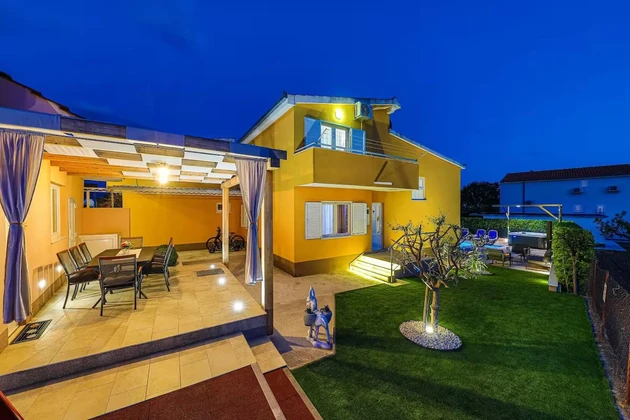 Detached house with a swimming pool for sale in Kaštela in Croatia
