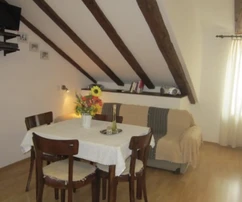 Maison traditionnelle en pierre à vendre directement sur la plage de Komiža en Croatie