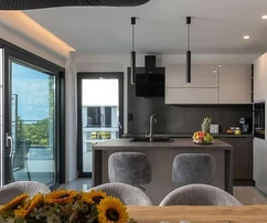 Kostrena, casa moderna con piscina, ideale per una famiglia o affitto turistico