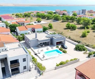 Bungalow splendidamente ristrutturato con garage e piscina su ampio terreno