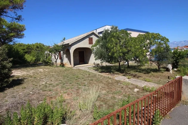Casa de una planta cerca del mar con un gran jardín