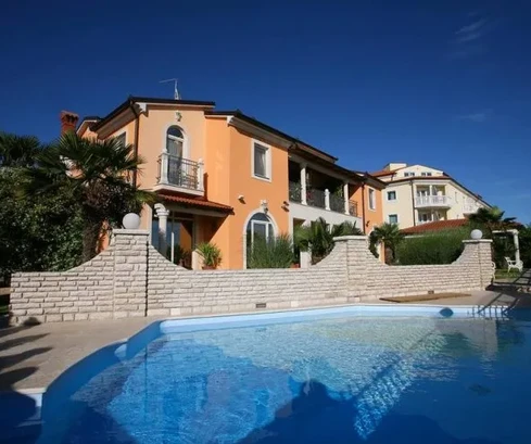 Istrien, Medulin – Einzigartige villa am strand mit investitionspotenzial