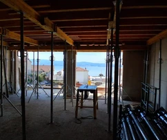 Riviera di Omiš, appartamento con due camere da letto, balcone e vista panoramica sul mare, 75,95 m²