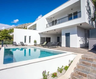 Villa di lusso in vendita a Dugi Rat con vista sul mare in Croazia