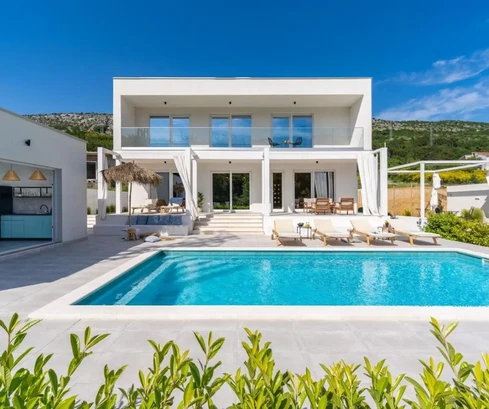 Splendida villa bianca vicino a Omis
