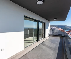 Nowoczesne trzypokojowe mieszkanie na sprzedaż z widokiem na morze w Chorwacji