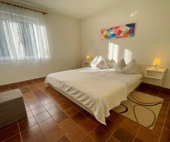 VILLA INDIPENDENTE CON TRE APPARTAMENTI E VISTA MARE, A 150 M DALLA SPIAGGIA!