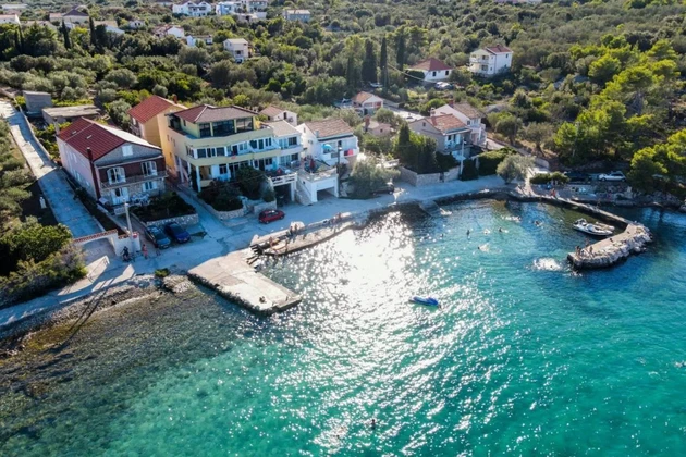 Dom z mieszkaniami oraz penthousem na sprzedaż w Kukljicy w Chorwacji