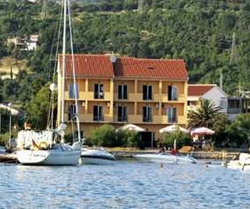 HOTEL RAB SZIGETÉN, KÖZVETLENÜL A TENGERPARTON