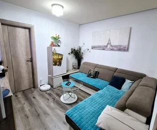 Split, Kman, trosoban stan 80 m2 na 4. katu, bez lifta, j-s, ostava