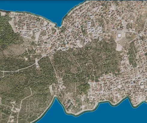 Čiovo, Okrug G., terrain constructible de 3300 m² en zone M1, large accès