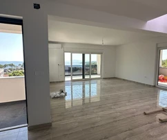 Attico in vendita con terrazza panoramica e jacuzzi a Rab in Croazia