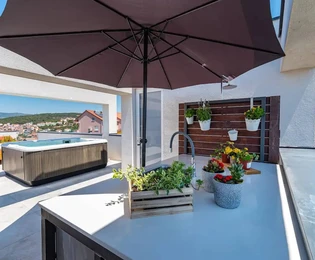 Casa moderna en venta con vista al mar en Okrug, Croacia