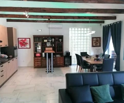 CASA ATTRAENTE CON GRANDE GIARDINO, IN UNA ZONA TRANQUILLA!