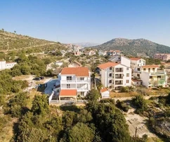 <p>Marina, a központhoz közel, 411 m2-es ház 3 nagy lakással és garázzsal</p>