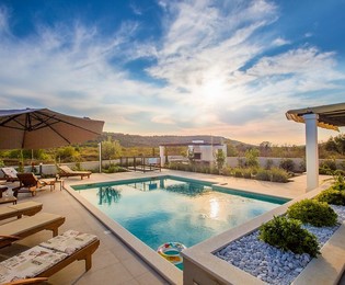 Elegante villa Solta con cortile e piscina in vendita