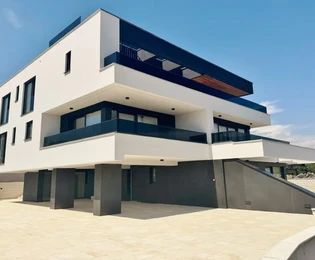 EXKLUZÍV PENTHOUSE PANORÁMÁS TENGERI KILÁTÁSSAL, VONZÓ HELYEN, 400 M-RE A TENGERTŐL!