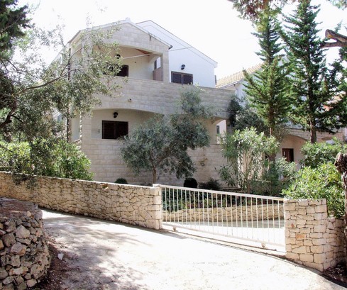 Apartmenthaus mit Meerblick auf Brač zu verkaufen