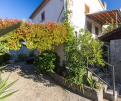 Attractive stone house in a quiet location!