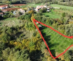 Istria, Višnjan: Działka budowlana na sprzedaż z potencjałem inwestycyjnym