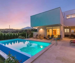 Rovinj, Istria – Villa contemporánea con piscinas interior y exterior
