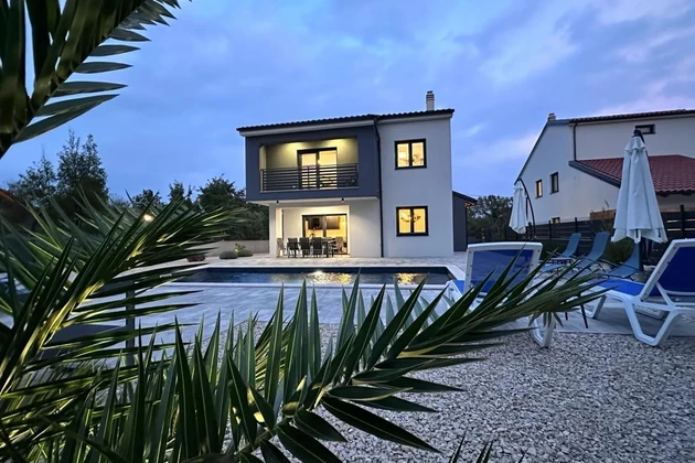 Nuova villa di lusso con piscina e giardino a Gostinjac sull'isola di Krk