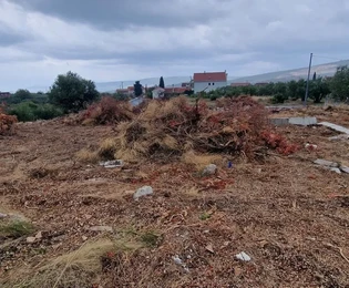 Trogir, Plano, building land 1290 m2, right next to the road, sea view