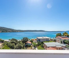 Apartmanház eladó a tengerpart közelében Marinában Horvátországban