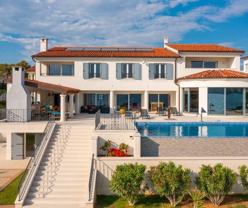 Luxusná vila pri Šibeniku s bazénmi priamo na pobreží mora
