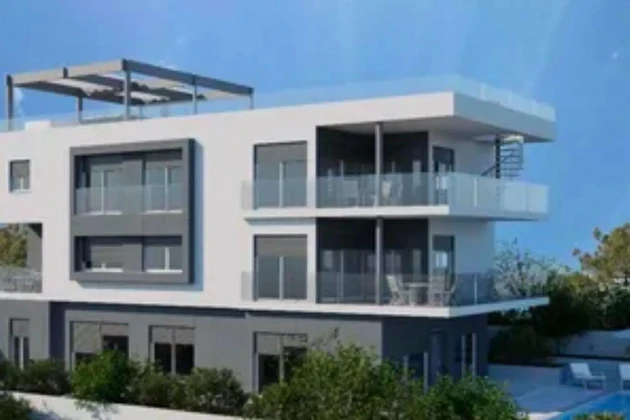 Okrug Gornji, three-bedroom penthouse with rooftop terrace and sea view