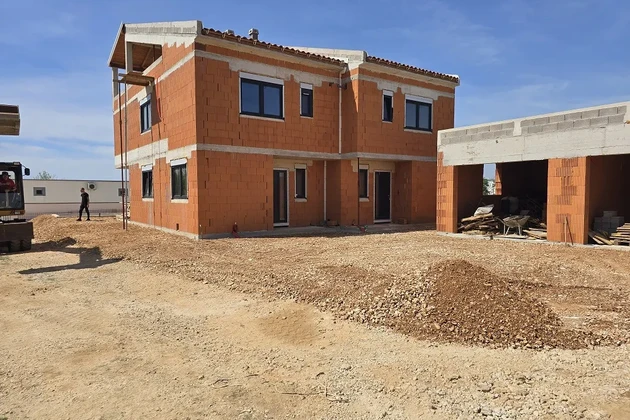 Proprietà di nuova costruzione con piscina e garage